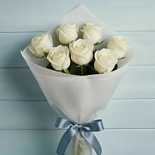 Букет 7 Белых роз Эдлесс Лав в Ныроб