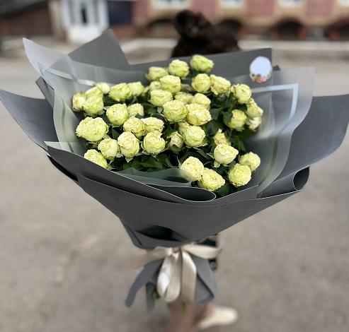 Букет Белые кустовые розы Солинеро в Ныроб