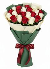 Букет Микс из красных и белых роз в Ныроб