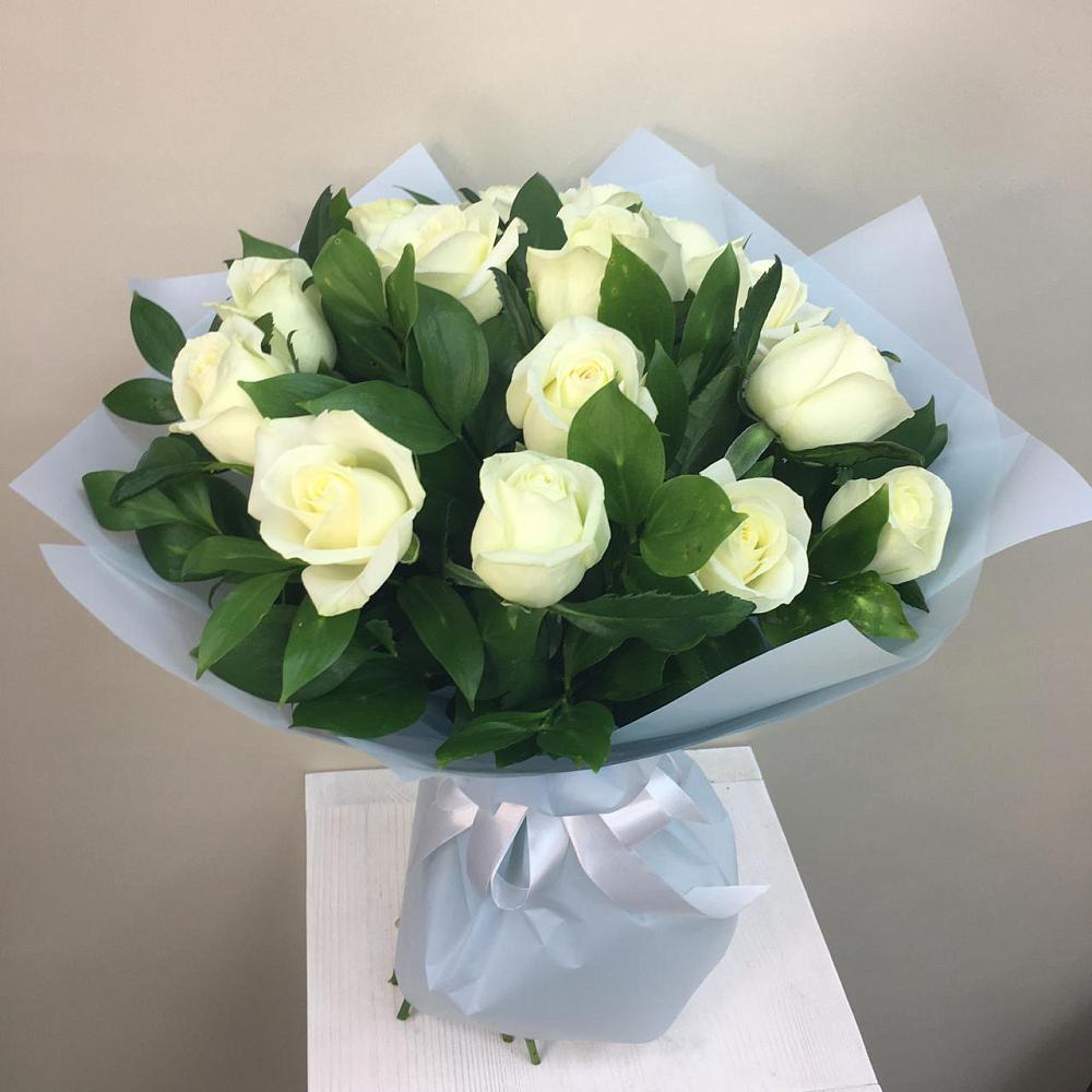Букет 15 Белых роз Проуд в Ныроб