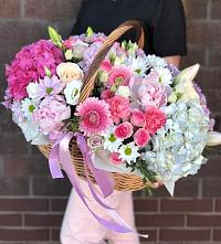 Композиция солнечный день в Ныроб Цветочная композиция из Розы, Хризантемы, Пионы и Лизиантусы в корзине в Ныроб