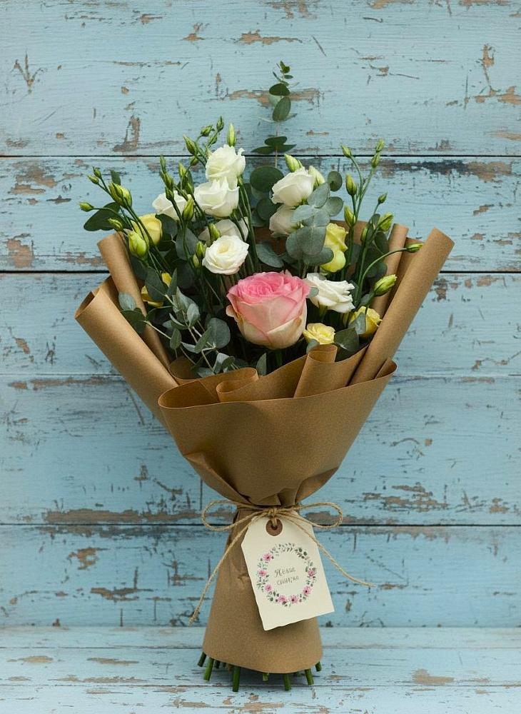 Букет цветов из: Розы и Лизиантусы в Ныроб