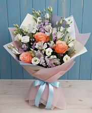 Букет цветов из:  Лизиантусы, Розы, Альстромерии и Гипсофила в Ныроб