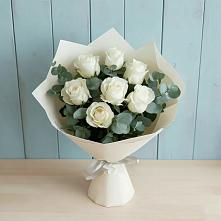 Букет Белые розы в Эвкалипте в Ныроб