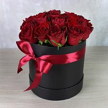 Цветочная композиция из Розы в шляпной коробке в Ныроб